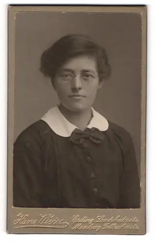 Fotografie Hans Weiss, Erding, Portrait junge Dame im schwarzen Kleid mit Brille