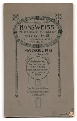 Fotografie Hans Weiss, Erding, Portrait junge Dame im schwarzen Kleid mit Brille