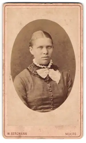 Fotografie W. Bergmann, Moers, Portrait junge Dame mit zurückgebundenem Haar