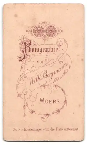 Fotografie W. Bergmann, Moers, Portrait junge Dame mit zurückgebundenem Haar