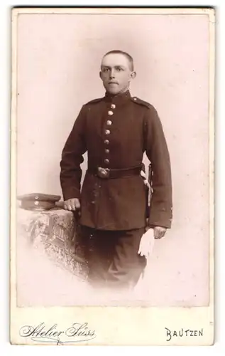 Fotografie Atelier Süss, Bautzen, Portrait Soldat in Uniform mit Schirmmütze und Handschuhen