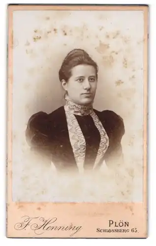 Fotografie F. Henning, Plön, Portrait junge Dame im Samtkleid mit Puffärmeln