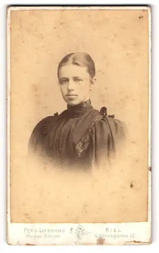 Fotografie Ferd. Urbahns, Kiel, Portrait junge Dame mit zurückgebundenem Haar