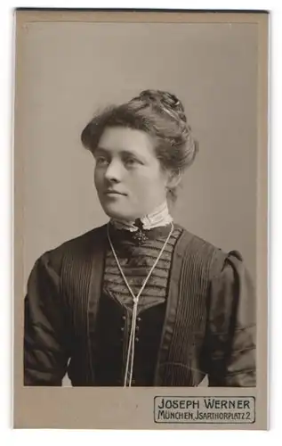 Fotografie Joseph Werner, München, Portrait junge Dame mit hochgestecktem Haar
