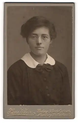 Fotografie Hans Weiss, Erding, Moosburg, Portrait junge Dame mit Brille und Kragenschleife