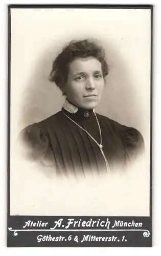 Fotografie A. Friedrich, München, Portrait junge Dame im eleganten Kleid mit Kragenbrosche