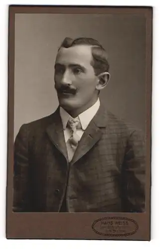 Fotografie Hans Weiss, Erding, Portrait charmanter Herr im Anzug mit Krawatte und Schnurrbart