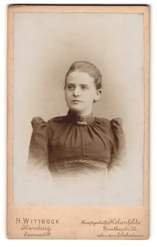 Fotografie H. Wittrock, Hohenfelde, Portrait junge Dame mit zurückgebundenem Haar