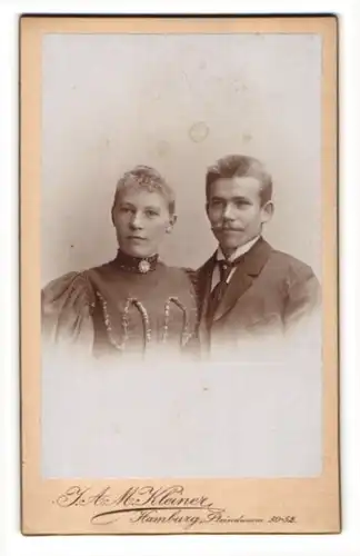 Fotografie J. A. M. Kleiner, Hamburg, Portrait bürgerliches Paar in modischer Kleidung