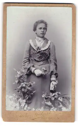 Fotografie Atelier Makart, Dresden-N, Portrait junge Dame im hübschen Kleid mit Kreuzkette
