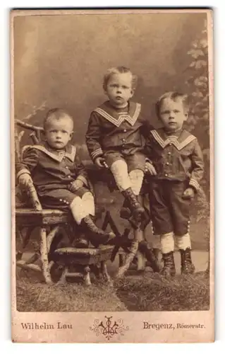 Fotografie Wilhelm Lau, Bregenz, Portrait drei kleine Jungen in Matrosenanzügen