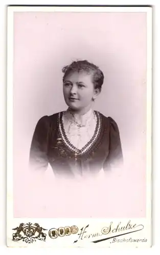Fotografie Herm. Schulze, Bischofswerda, Portrait junge Dame mit zurückgebundenem Haar