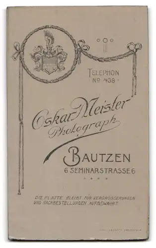 Fotografie Oskar Meister, Bautzen, Portrait halbwüchsiger Knabe im Anzug mit Fliege und Buch