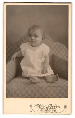 Fotografie Alfred Thiel, Zittau i / S., Portrait niedliches Kleinkind im weissen Kleid auf Sessel sitzend