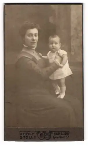 Fotografie Adolf Stolle, Hamburg, Portrait bürgerliche Dame mit Kleinkind auf dem Schoss