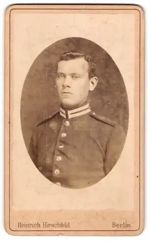 Fotografie Heinrich Hirschfeld, Berlin-NW, Portrait Soldat in Uniform