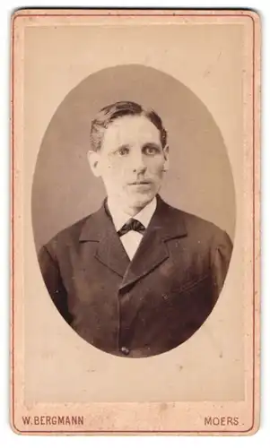Fotografie W. Bergmann, Moers, Portrait bürgerlicher Herr im Anzug mit Fliege