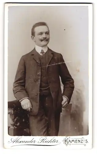 Fotografie Alexander Richter, Kamenz i. S. Portrait junger Herr im eleganten Anzug mit Schnurrbart
