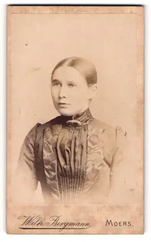 Fotografie Wilh. Bergmann, Moers, Portrait junge Dame mit zurückgebundenem Haar
