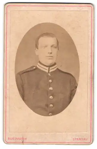 Fotografie Rud. Paasch, Berlin-Spandau, Portrait Soldat in Uniform