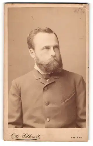 Fotografie Otto Gebhardt, Halle a / S., Portrait stattlicher Herr im Anzug mit Fliege und Vollbart