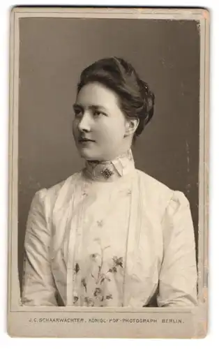 Fotografie J. C. Schaarwächter, Berlin-W, Portrait bürgerliche Dame mit Kragenbrosche