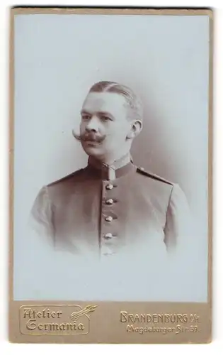 Fotografie Atelier Germania, Brandenburg a / H., Portrait Soldat in Uniform mit Schnauzbart