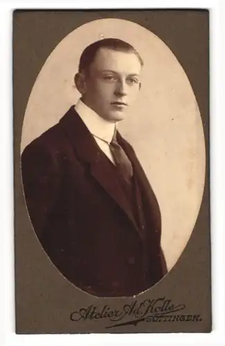 Fotografie Ad. Kolle, Göttingen, Portrait junger Mann im Anzug mit Krawatte