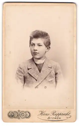 Fotografie Hans Rupprecht, Bremen, Portrait halbwüchsiger Knabe im Anzug mit Krawatte