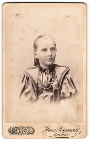Fotografie Hans Rupprecht, Bremen, Portrait junge Dame in zeitgenössischer Kleidung