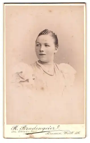 Fotografie R. Bradengeier, Bremen, Portrait junge Dame im hübschen Kleid mit Perlenkette