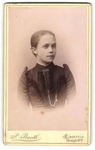 Fotografie P. Barth, Elberfeld, Portrait junge Dame mit zurückgebundenem Haar