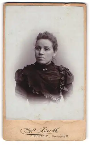 Fotografie P. Barth, Elberfeld, Portrait junge Dame im eleganten Kleid mit Kragenbrosche