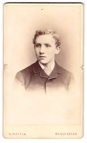 Fotografie A. Whitla, Manchester, Portrait junger Mann in zeitgenössischer Kleidung