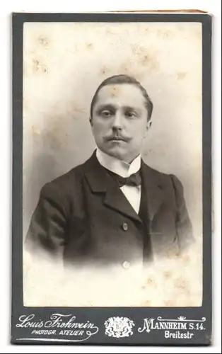 Fotografie Louis Frohnwein, Mannheim, Portrait charmanter Herr mit Fliege und Schnurrbart