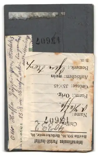 Fotografie Louis Frohnwein, Mannheim, Portrait charmanter Herr mit Fliege und Schnurrbart