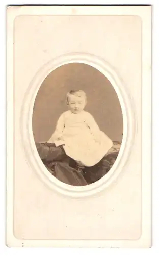 Fotografie Cazé, Cambrai, Portrait niedliches Kleinkind im weissen Kleidchen