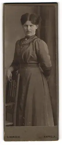 Fotografie L. Hansen, Kappeln, Portrait junge Dame im eleganten Kleid an Stuhl gelehnt
