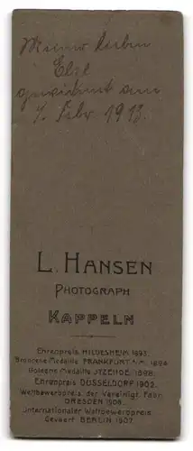 Fotografie L. Hansen, Kappeln, Portrait junge Dame im eleganten Kleid an Stuhl gelehnt