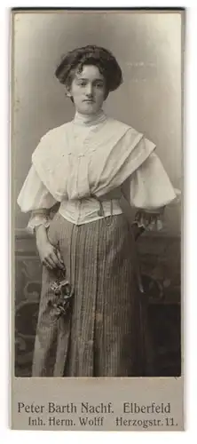 Fotografie Peter Barth Nachf., Elberfeld, Portrait junge Dame in weisser Bluse mit Blume