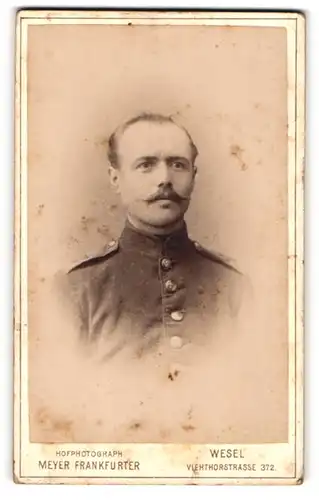 Fotografie Meyer Frankfurter, Wesel, Portrait Soldat in Uniform mit Zwirbelbart