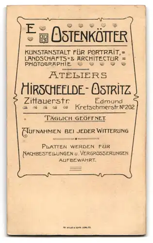 Fotografie E. Ostenkötter, Hirschfelde, Portrait modisch gekleidete Dame mit Blumen an Bank gelehnt