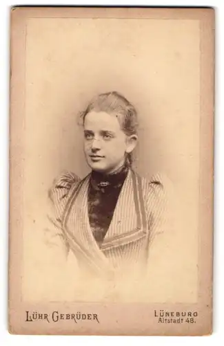 Fotografie Gebrüder Lühr, Lüneburg, Portrait junge Dame in modischer Kleidung