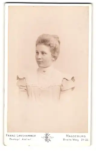 Fotografie Franz Langhammer, Magdeburg, Portrait junge Dame im eleganten Kleid