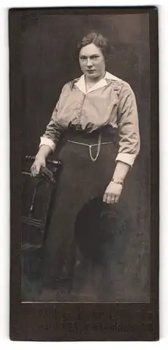 Fotografie L. Mecke, Hannover, Portrait junge Dame in modischer Bluse an Stuhl gelehnt