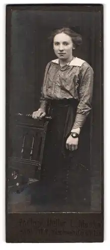 Fotografie L. Mecke, Hannover, Portrait junge Dame in hübscher Bluse an Stuhl gelehnt