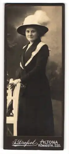 Fotografie J. Drossel, Hamburg-Altona, Portrait bürgerliche Dame in eleganter Kleidung mit Hut