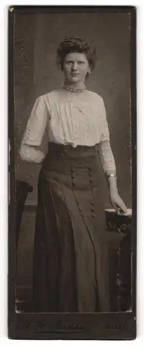 Fotografie Th. H. Backens, Marne, Portrait junge Dame in zeitgenössischer Kleidung