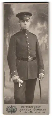 Fotografie Lebrecht Schulze, Ratzeburg, Portrait Soldat in Uniform mit Schirmmütze und Handschuhen