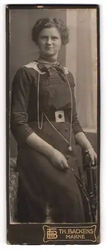 Fotografie Th. Backens, Marne, Portrait junge Dame im modischen Kleid an Stuhl gelehnt
